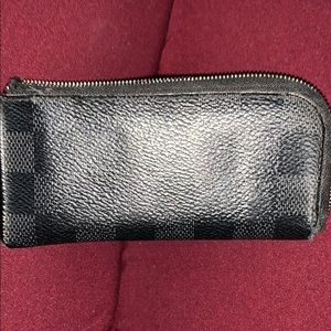 Louis Vuitton key pouch / Damien Graphite